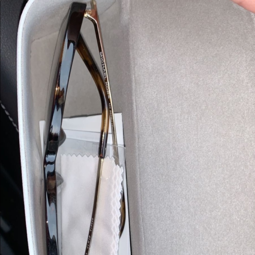 MKSunglasses - Picture 3 of 4